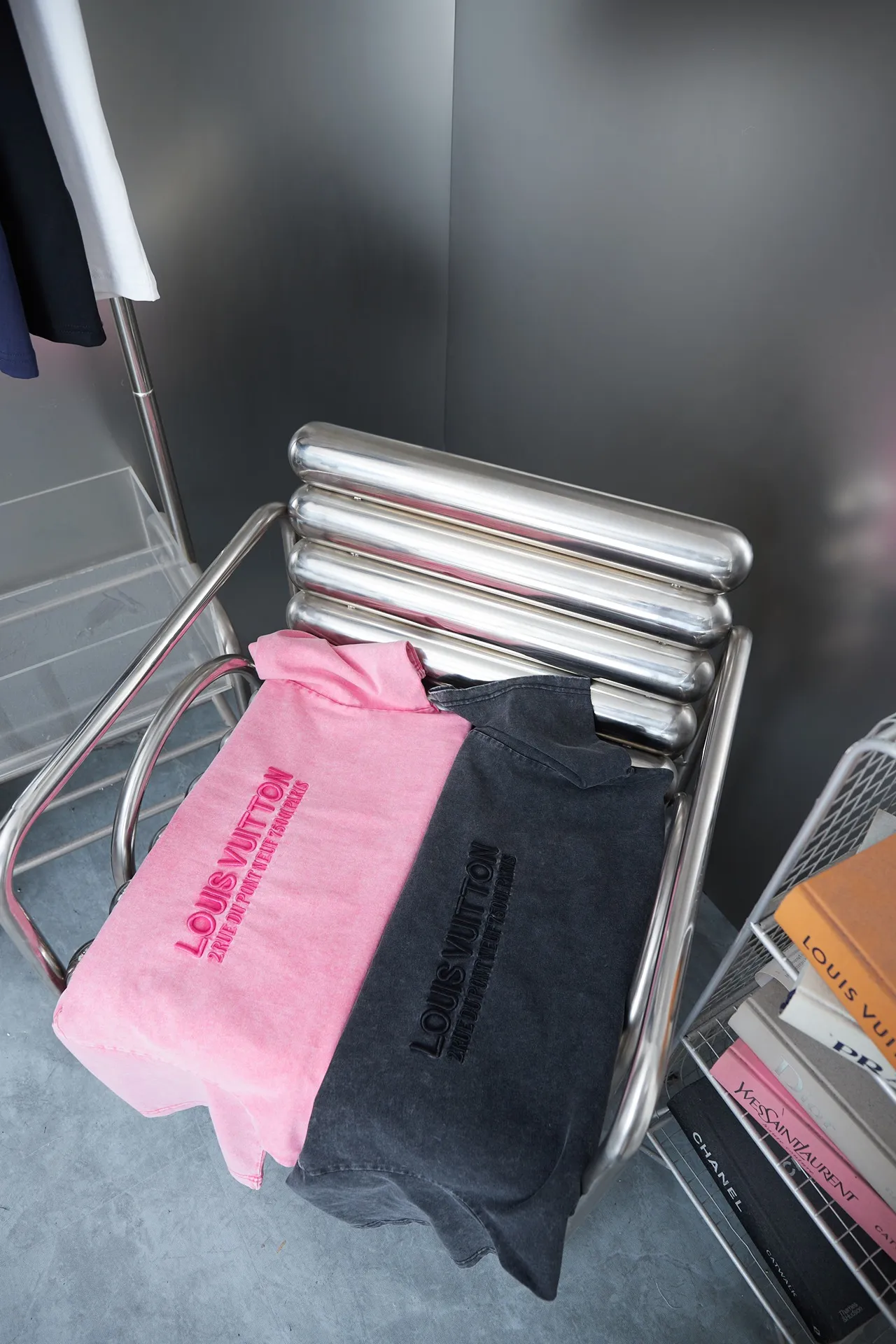 🅿️200 1V / Washed Ribbed T-shirt This washed T-shirt uses garment dyeing technology to present a lazy retro atmosphere. The logo and Monogram flower eyelets are embroidered on the chest and neckline respectively. With the rib elements extending from the collar to the sleeves, the trendy design shows a casual style.  The exquisite embroidery machine combines complex embroidery needlework and fine detail processing to create a three-dimensional embroidery effect. The classic trademark letter design restores consistent size spacing; the embroidery is fine and dense, the font is clear and the lines and three-dimensionality are strong. Combined with eyelet embroidery technology, it can express very delicate floral patterns due to the fineness of eyelet embroidery technology.  Garment distressing gives fabrics a vintage, nostalgic look by simulating the effects of long-term use and natural wear and tear. The snowflake pattern area is treated to simulate a fading effect; softeners are usually used during the treatment process to make the fabric softer and more comfortable. S M L XL